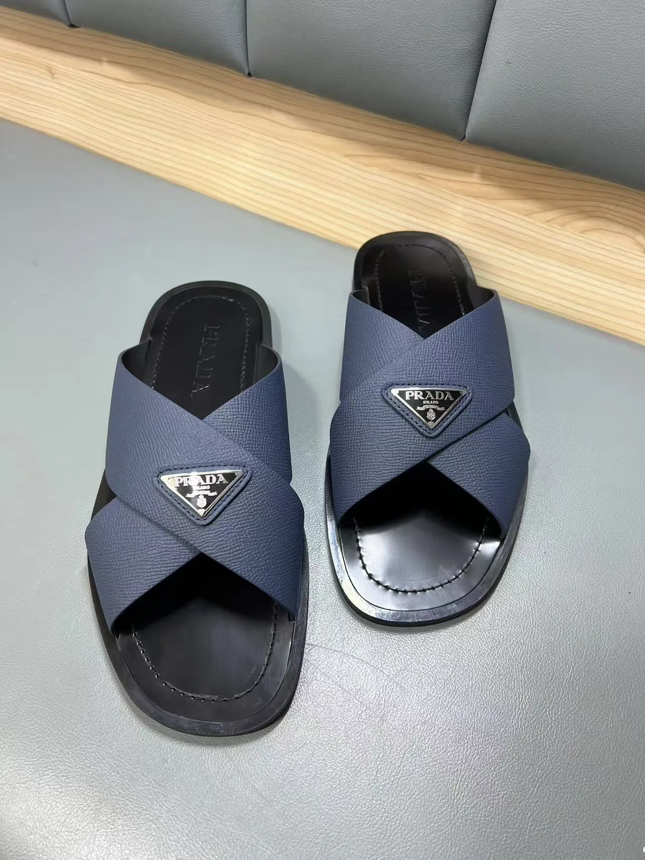 340💰PRADA Prada’s latest slippers are synchronized with the official website. This slipper is made of the brand’s unique and iconic Saffiano leather. The brand logo jumps out from the double straps, and the brand style is clearly visible. Cowhide gives men elegant charm and functional design, making it an ideal choice for vacation and leisure. Size:38-45